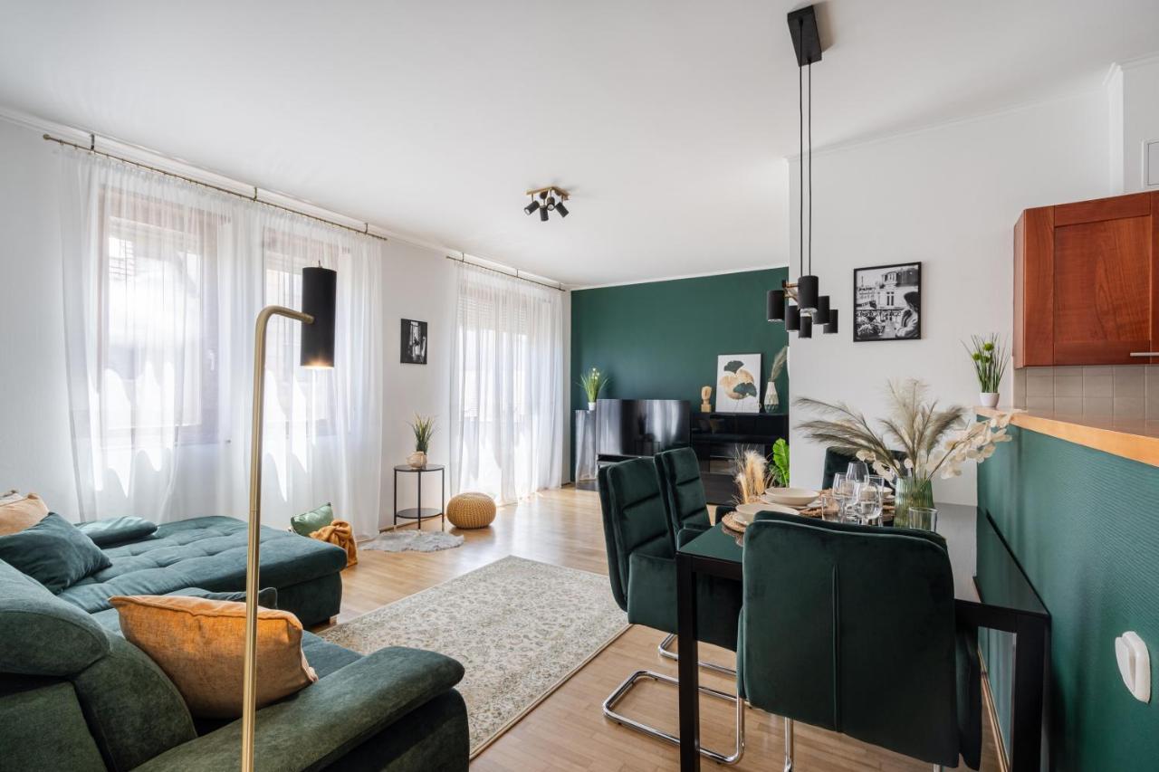 Prime Location Apartament *