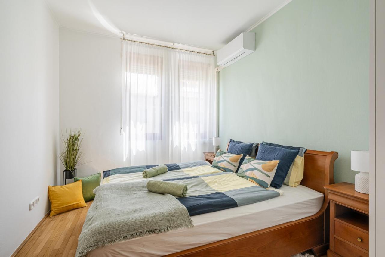 Prime Location Apartament *